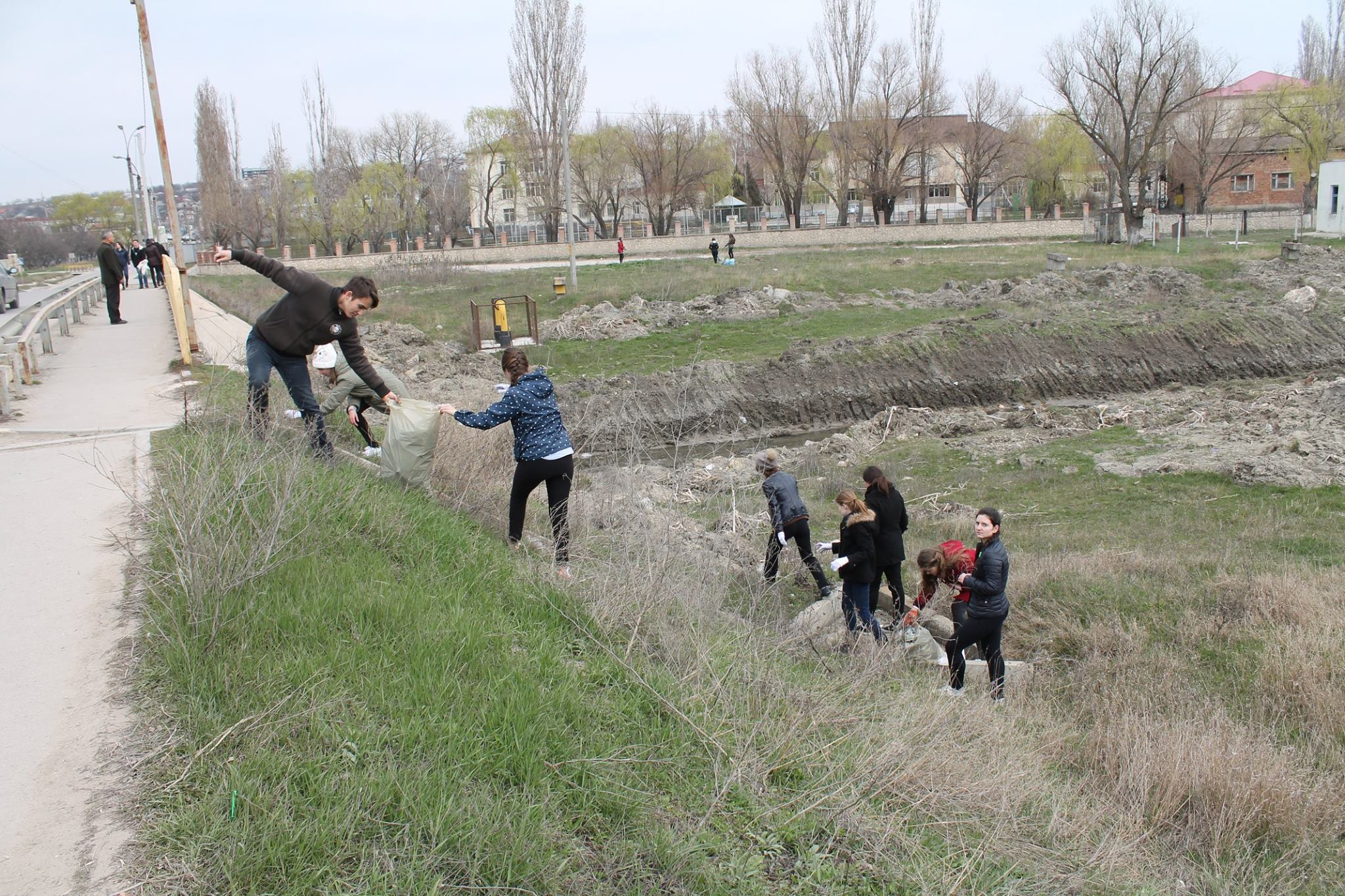 Lucrările de curățare a malurilor rîului Ișnovăț