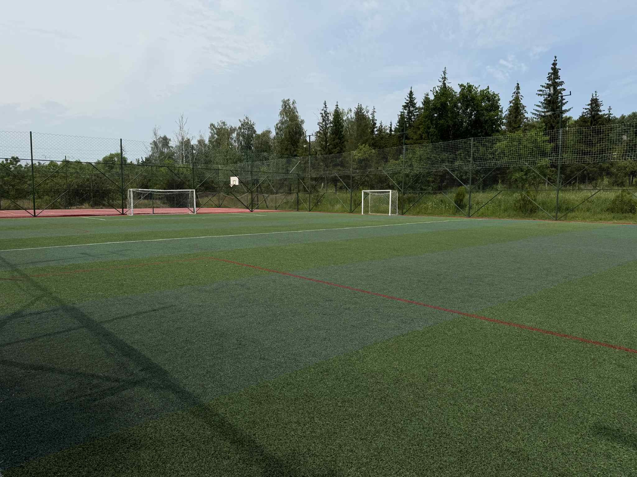 Primăria orașului Ialoveni, în perioada mai-iunie, a efectuat lucrări de mentenanță și reparații a terenurilor sportive din localitate.