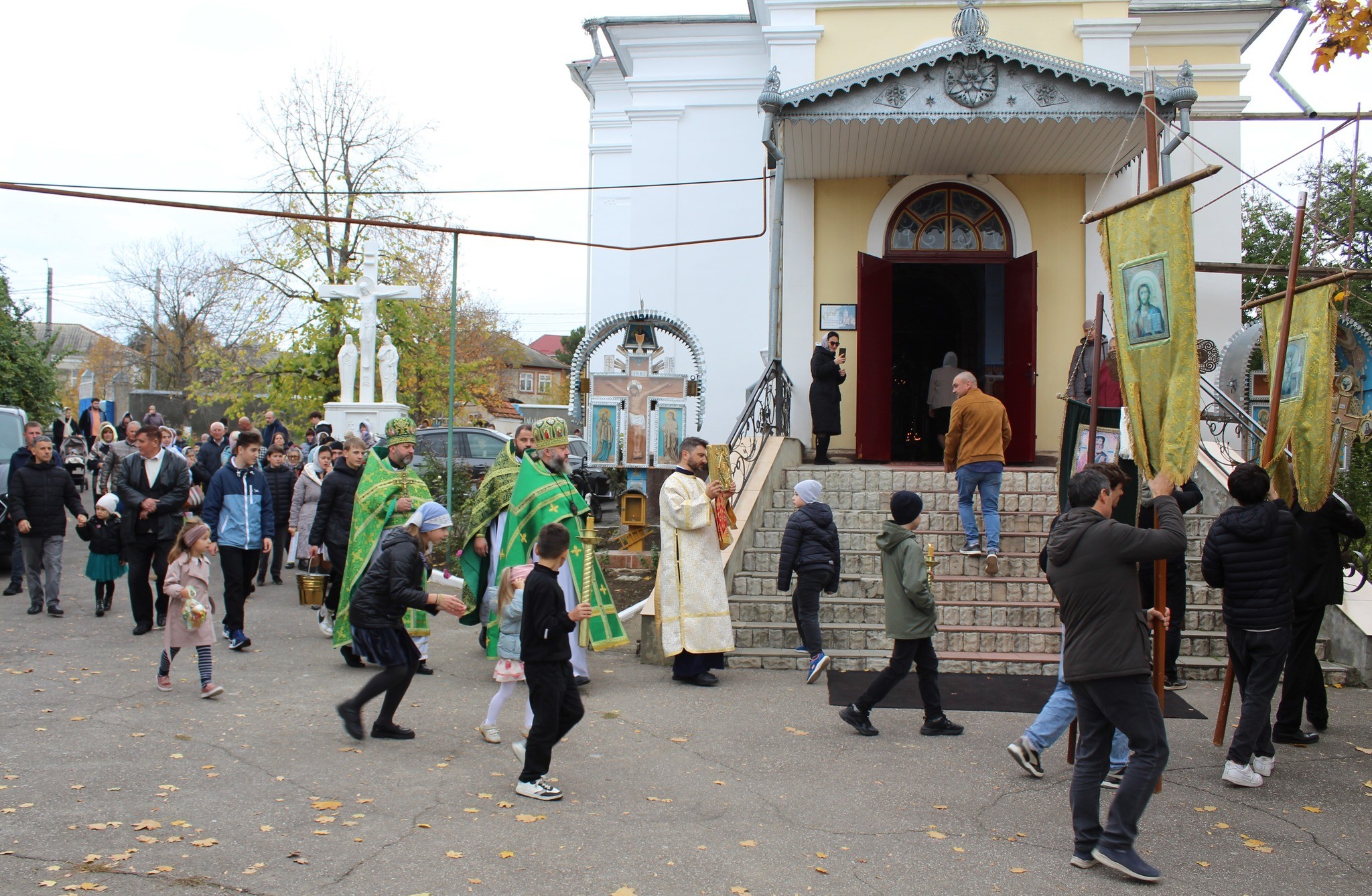 IALOVENI ÎN STRAE DE SĂRBĂTOARE