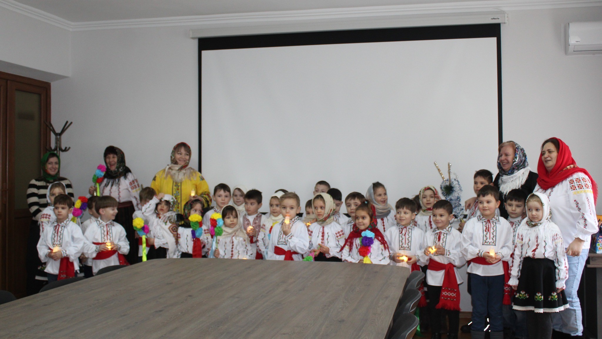 În ajunul sărbătorii Sfântului Vasile cu colinde și cântece frumoase