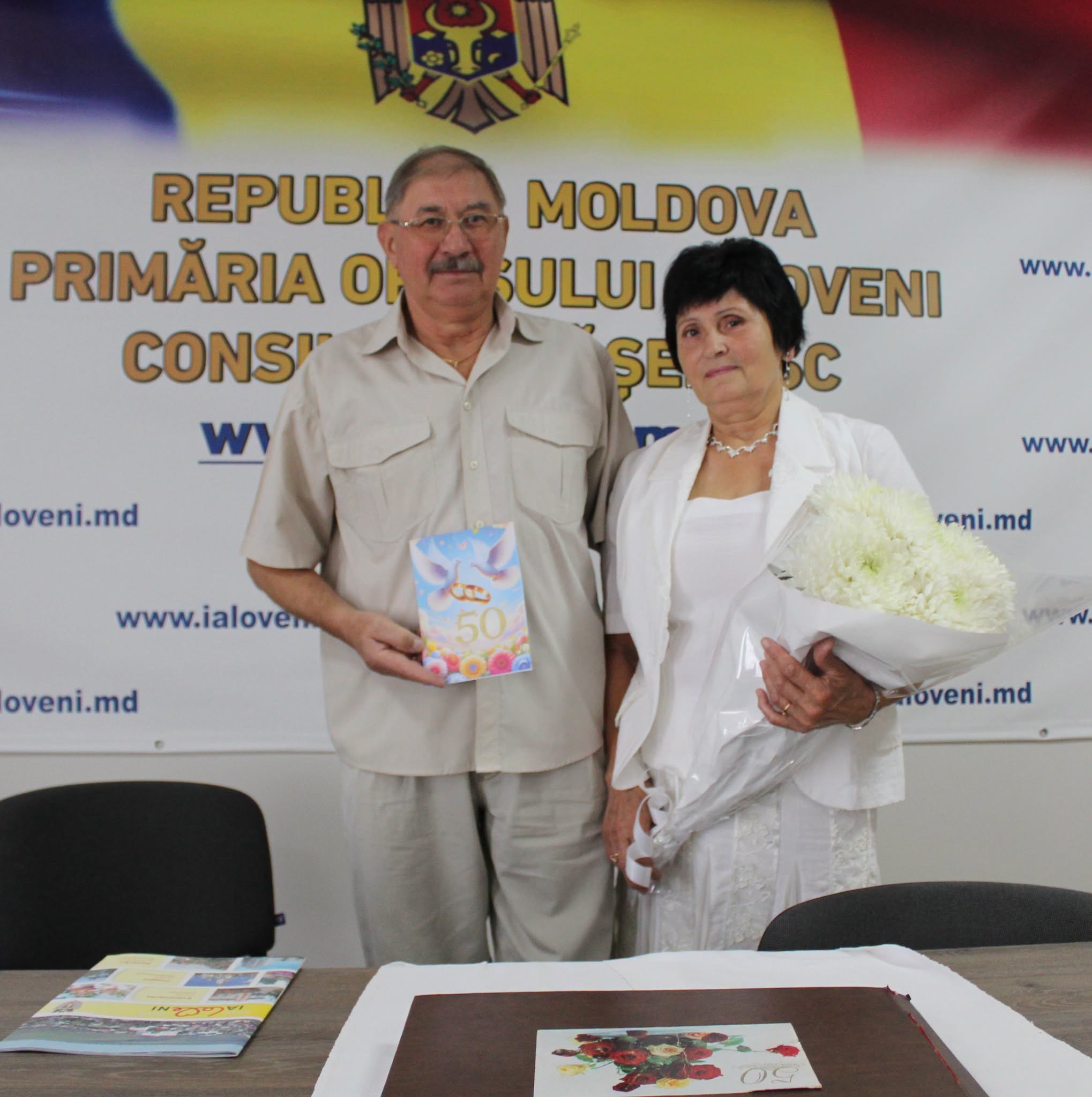 FELICITARE Colectivul Primăriei orașului Ialoveni felicită  soții  Ion și Svetlana Cobzari cu frumoasa sărbătoare de familie Nunta de aur