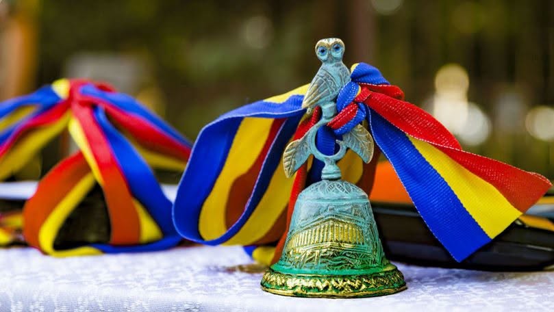 1 SEPTEMBRIE  CLOPOȚELUL CARE DESCHIDE DRUMUL SPRE VIITOR