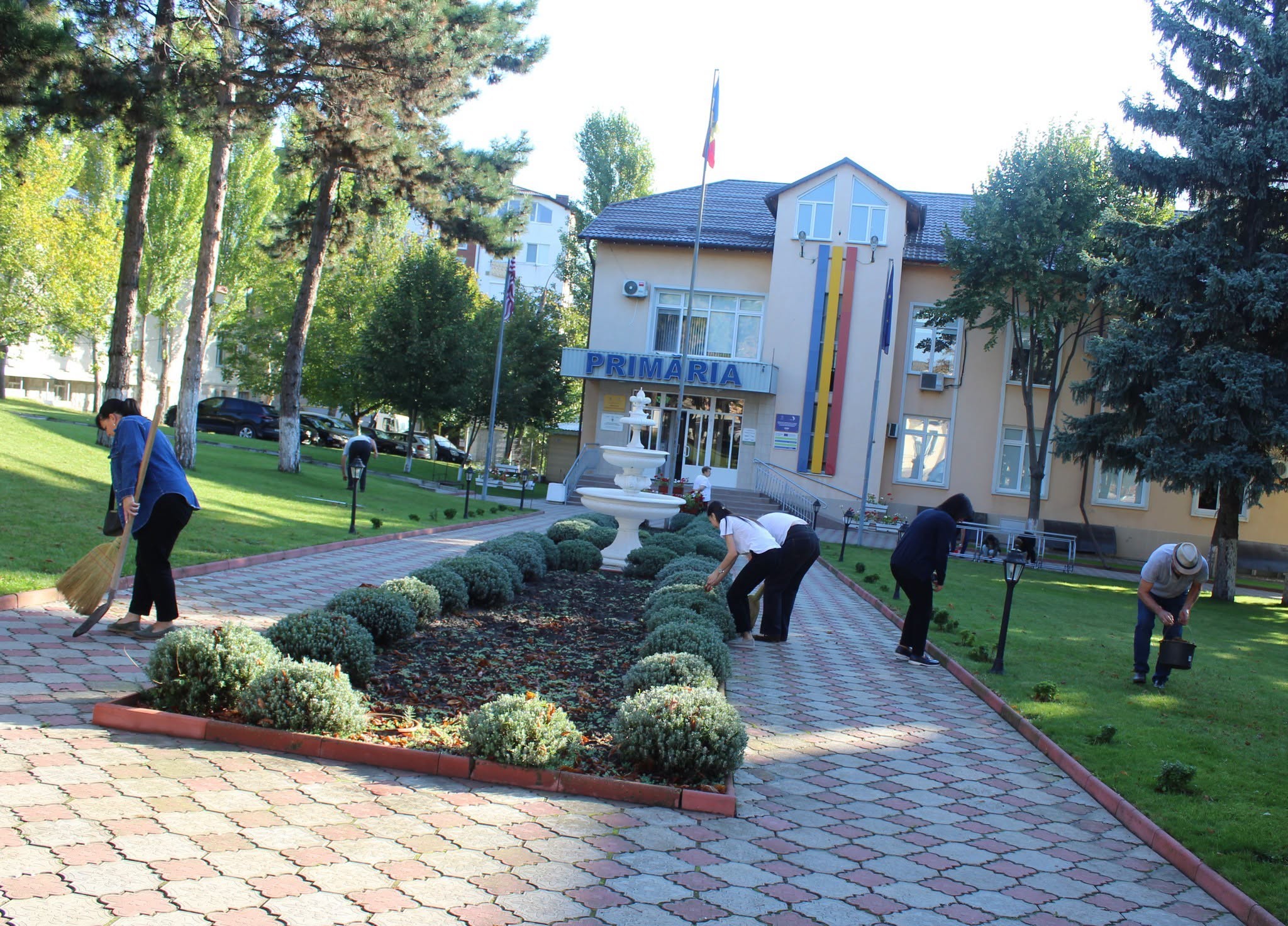 În conformitate cu dispoziția primarului Sergiu ARMAȘU, ziua de vineri este declarată zi sanitară și colectivul primăriei Ialoveni a adus în ordine terenul adiacent instituției