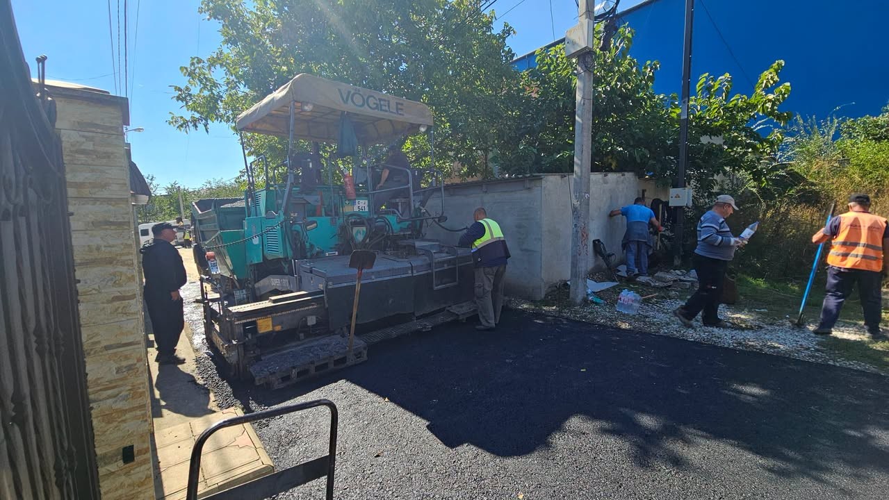 Lucrări de asfaltare pe strada Traian