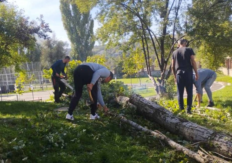 Angajații Primăriei Ialoveni și cetățenii de la Biroul de Probațiune care prestează muncă neremunerată în folosul comunității