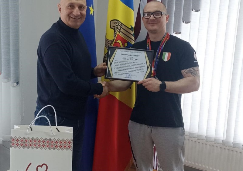 Primarul orașului Ialoveni, dl Sergiu Armașu, a avut deosebita plăcere de a-l felicita pe ialoveneanul Ivan Vîrlan