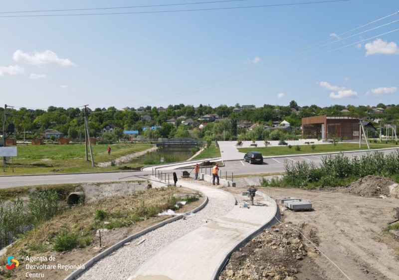 Astăzi am fost pe șantierul din Ialoveni, unde prind contur lucrările de revitalizare a zonei râului Ișnovăț!