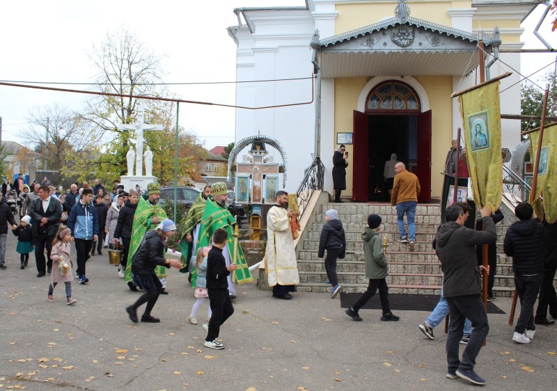 IALOVENI ÎN STRAE DE SĂRBĂTOARE