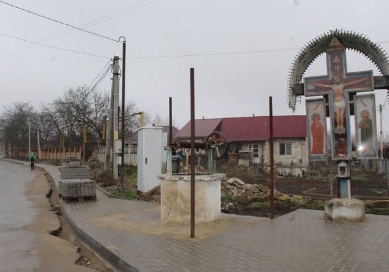 În orașul Ialoveni continuă lucrările de construcția a trotuarelor.