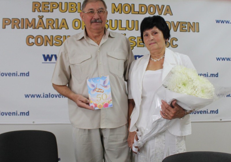 FELICITARE Colectivul Primăriei orașului Ialoveni felicită  soții  Ion și Svetlana Cobzari cu frumoasa sărbătoare de familie Nunta de aur